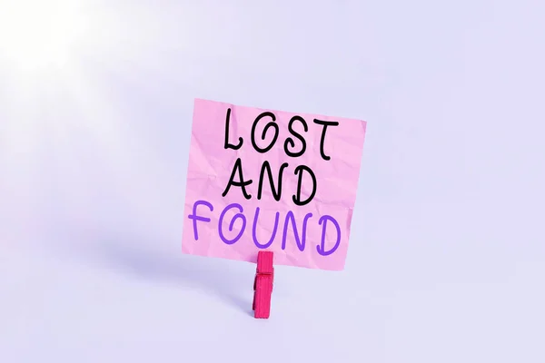 Note d'écriture montrant Lost And Found. Photo d'affaires montrant un endroit où les objets perdus sont stockés jusqu'à ce qu'ils récupèrent la pince à linge colorée rectangle carré en papier fond bleu clair . — Photo