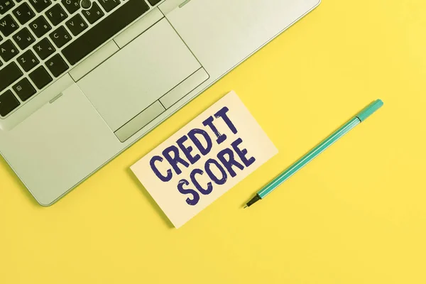 Kézírás szöveg írás Credit Score. Koncepció jelentése Képviseli hitelképességét az egyes hitelezők minősítés Trendy ezüst nyitott laptop négyzet ragadós jegyzettömb marker színes háttér. — Stock Fotó