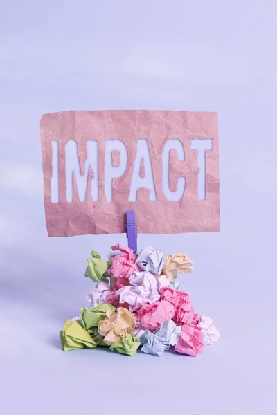 Escribiendo una nota que muestra Impact. Foto de negocios mostrando la acción de un objeto que entra por la fuerza en contacto con otro Recordatorio pila de color arrugado espacio de madera tendedero de papel . —  Fotos de Stock