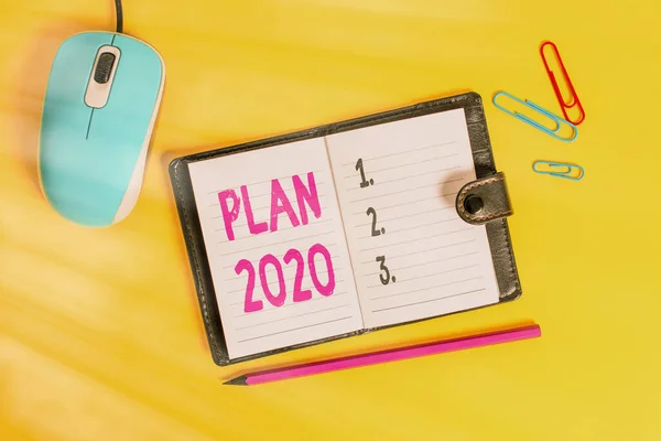 Schreibnotiz mit Plan 2020. Geschäftsfoto mit detailliertem Vorschlag, im nächsten Jahr etwas zu erreichen.. — Stockfoto