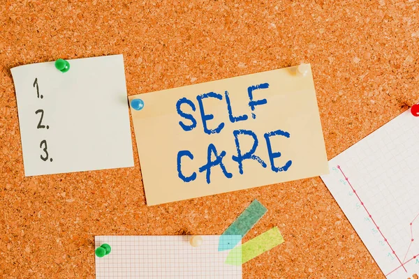 Написание текста Self Care. Бизнес-концепция для практики принятия мер по сохранению или улучшению их собственного здоровья Пробковая цветная бумага Бумажная булавка булавка булавка таблица уведомления доска объявлений . — стоковое фото