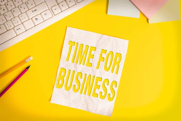 Tijd om zaken te doen. Business concept voor het vervullen van transacties binnen de beloofde termijn aan de klant Kopieer ruimte op notebook boven gele achtergrond met pc-toetsenbord op de tafel. — Stockfoto