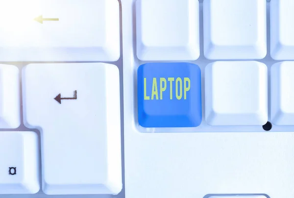 Handskrift text Laptop. Begreppet mening dator som är portabel och lämplig för användning när du reser. — Stockfoto