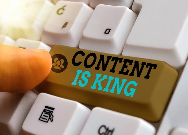 Zapisující Poznámka zobrazující obsah je King. Business Photo Showcase marketing zaměřený rostoucí viditelnost neplacené výsledky hledání. — Stock fotografie
