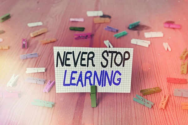 Kézírás szövege Never stop tanulás. A koncepció értelmében folyamatosan tanul az új ismereteket vagy anyagokat egyre. — Stock Fotó