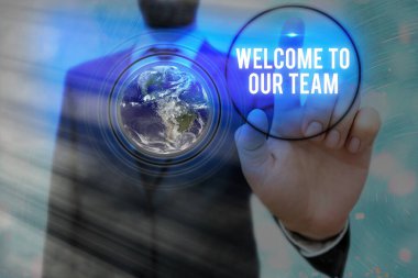 Ekibimize Hoş Geldiniz 'i gösteren bir not yazıyorum. İş fotoğraflarında NASA tarafından döşenmiş bu görüntünün elementlerine bir kişi daha tanıtılıyor..