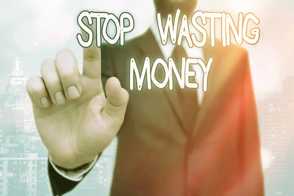 Escrevendo uma nota mostrando Stop Wasting Money. Foto de negócios mostrando conselhos de um indivíduo ou grupo para começar a salvar e usá-lo sabiamente . — Fotografia de Stock