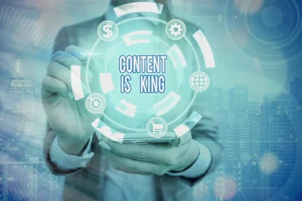 Psaní textu Content Is King. Koncepce znamená věřit, že obsah je ústředním prvkem úspěchu webové stránky. — Stock fotografie