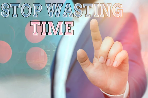 Signo de texto que muestra Stop Wasting Time. Fotografía conceptual asesorar a un individuo o grupo empezar a planificar y usarlo sabiamente . — Foto de Stock