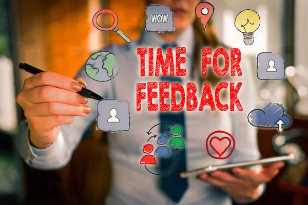 Tekstbord met tijd voor feedback. Conceptuele foto-informatie over reacties op een product of diensten. — Stockfoto