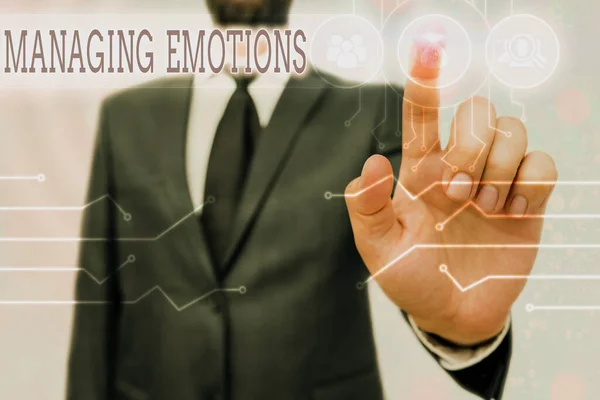 Pisanie notatki pokazano zarządzanie emocje. Business Photo gablota zdolność być otwarte na uczucia i modulować je w siebie. — Zdjęcie stockowe