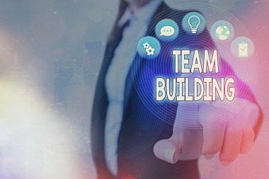 Takım Yapımı 'nı gösteren kavramsal el yazısı. Sosyal ilişkileri geliştirmek için kullanılan çeşitli etkinlikleri gösteren iş fotoğrafı.