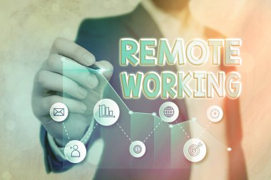 Uzaktan Çalışmayı gösteren not yazılıyor. Profesyonellerin ofis dışında çalışmalarına olanak sağlayan iş fotoğrafı gösterme tarzı.