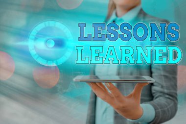 Öğrenilen Dersleri gösteren metin işareti. Aktif olarak alınması gereken damıtılmış proje kavramsal fotoğraf deneyimleri.