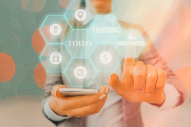 El yazısı: Eğitim ve Geliştirme. Kavram, performansı artırmak için özel bilgi öğrenme anlamına gelir.