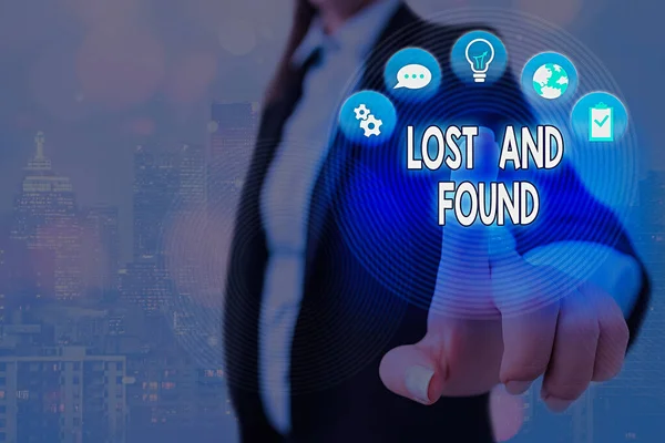 Escritura manual conceptual mostrando Lost And Found. Foto de negocios mostrando un lugar donde los objetos perdidos se almacenan hasta que recuperaron . —  Fotos de Stock