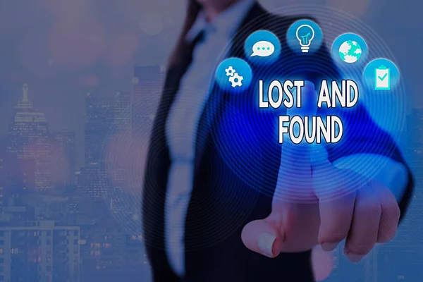 Scrittura concettuale a mano che mostra Lost And Found. Foto aziendale che mostra un luogo in cui gli oggetti smarriti vengono memorizzati fino a quando non vengono recuperati . — Foto Stock