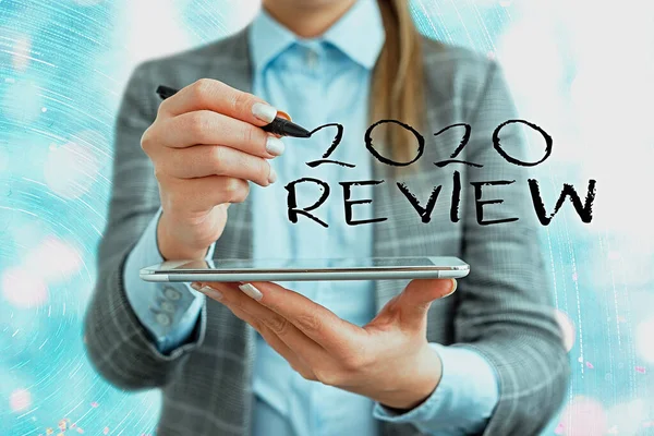 Textzeichen mit 2020 Review. Neue Trends und Aussichten im Tourismus oder Dienstleistungen für 2020. — Stockfoto