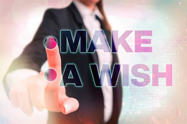 Escribiendo una nota que muestra Make A Wish. Foto de negocios mostrando el deseo de una situación que es diferente de la que existe . —  Fotos de Stock