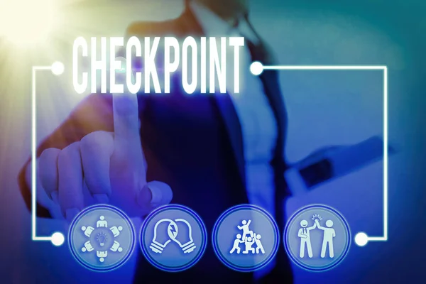 Conceptueel handschrift met Checkpoint. Zakelijke foto tekst bemand entree, waar reizigers zijn onderworpen aan veiligheidscontroles. — Stockfoto