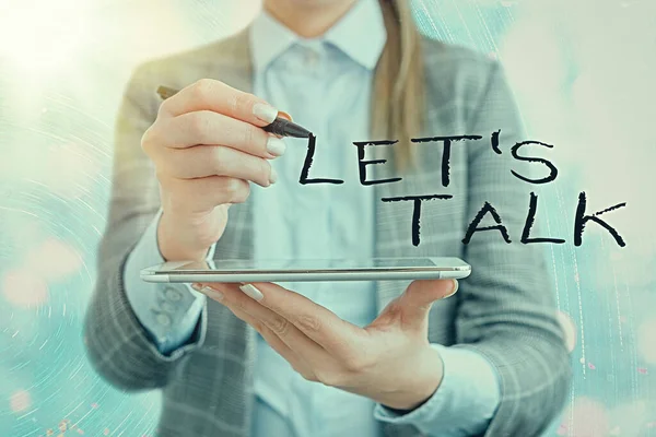 Tekstbord met Let S Is Talk. Conceptuele foto suggereert in het begin van een gesprek over het onderwerp. — Stockfoto
