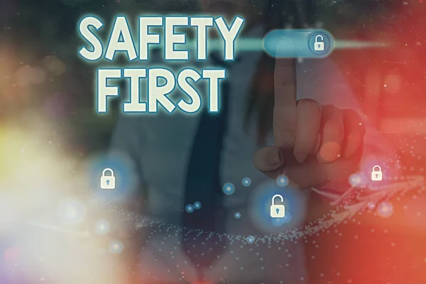 Woord tekst veiligheid eerst schrijven. Bedrijfsconcept om te zeggen dat het belangrijkste is om veilig te zijn. — Stockfoto