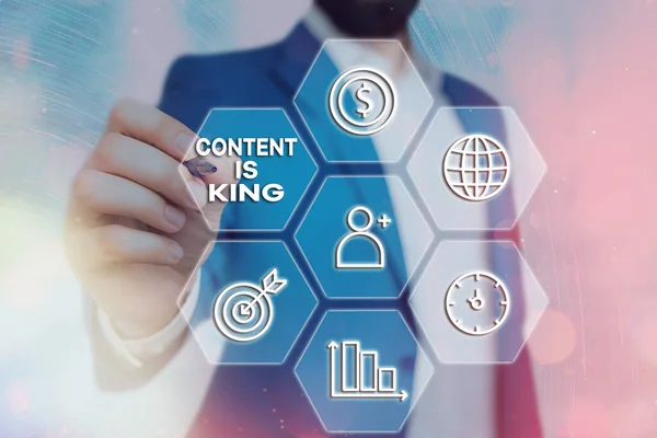 Conceptuele handschrift toont Content Is King. Zakelijke foto showcasing geloven dat inhoud centraal staat in het succes van een website. — Stockfoto