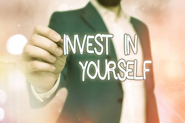 Handgeschreven tekst Investeer in jezelf. Concept betekenis leer nieuwe dingen of materialen waardoor je veel beter wordt. — Stockfoto