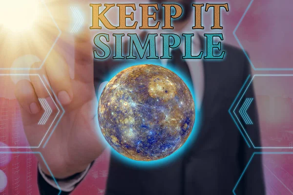 Tulisan tangan tulisan Keep It Simple. Konsep yang berarti meminta sesuatu yang mudah dipahami Tidak masuk ke terlalu banyak detail Elemen gambar ini dilengkapi oleh NASA. — Stok Foto