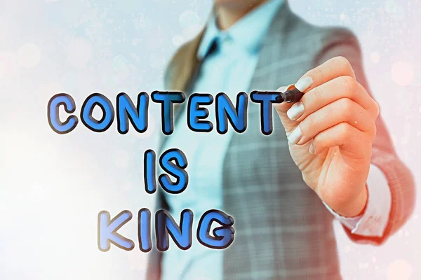 Вміст тексту написання слів - це король. Бізнес-концепція вважає, що контент є ключовим для успіху веб-сайту . — стокове фото