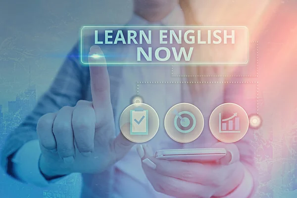 Note d'écriture montrant Apprendre l'anglais maintenant. Photo d'affaires mettant en valeur le gain ou acquérir des connaissances et des compétences en langue anglaise . — Photo