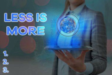 Daha azı daha fazladır yazan bir not. Minimalist bir yaklaşımı ifade etmek için kullanılan iş fotoğrafı sergisi daha etkilidir. Bu görüntünün elementleri NASA tarafından desteklenmektedir.