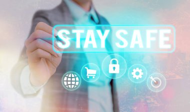Stay Safe 'i gösteren bir not yazıyorum. İş fotoğrafı sergisi tehlike, zarar ya da makaleleri saklama tehdidinden korunuyor.