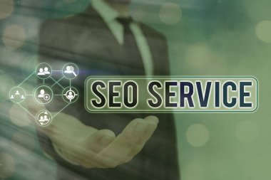 Seo Servisi 'ni gösteren mesaj işareti. Web sitesinin görünürlüğünü arttırmak için kavramsal fotoğraf teknikleri ve prosedürleri.