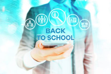 Okula Dönüş tabelasını gösteriyor. Kavramsal fotoğraf, yeni bir öğrenim yılının başlangıcıyla ilgili bir dönemdir..