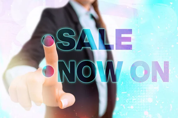 Schreiben Notiz zeigt Sale Now On. Business-Foto präsentiert Rabatte und Promotion-Verkäufe Einzelhandelsmarketing-Angebot. — Stockfoto