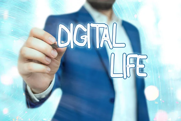 Texto de escritura Digital Life. Concepto que significa Vivir en un mundo interconectado a través de Internet Multimedia . — Foto de Stock