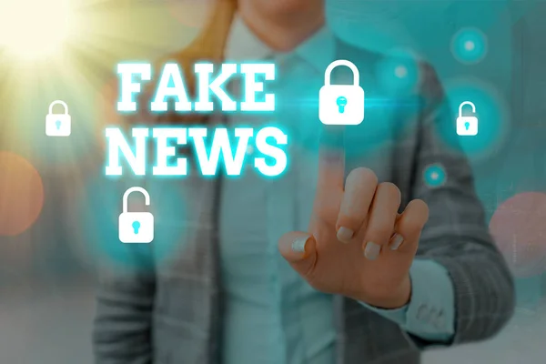 Escritura de texto a mano Fake News. Concepto que significa falsa información publicada bajo el pretexto de ser noticias auténticas . — Foto de Stock