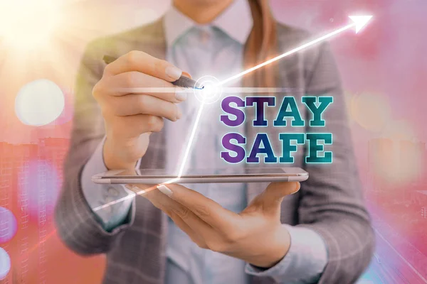 Signo de texto que muestra Mantente a salvo. Foto conceptual segura de la amenaza de peligro, daño o lugar para guardar artículos . — Foto de Stock