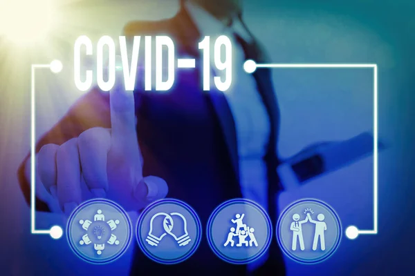 Εννοιολογική γραφή χεριών που δείχνει το Covid19. Επαγγελματική φωτογραφία κείμενο ήπια έως σοβαρή αναπνευστική νόσο που προκαλείται από ένα coronavirus. — Φωτογραφία Αρχείου