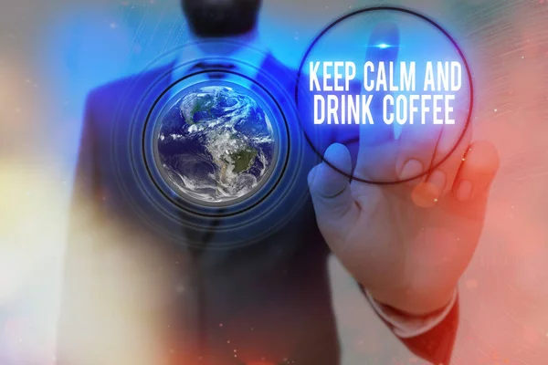 Keep calm and Drinking Coffee 를 보여 주는 자막은 다음 과같다. 개인 이 카페인 음료를 즐기고 옛 벽돌 배경에 써 놓은 긴장을 풀도록 하기 위한 사업 개념 — 스톡 사진