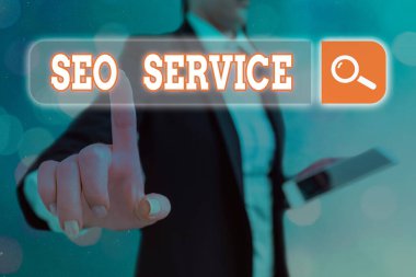 Seo Servisini gösteren kavramsal el yazısı. Web sitesinin görünürlüğünü artırmak için iş fotoğrafı metni teknikleri ve prosedürleri.