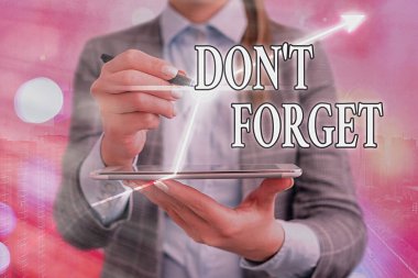 Mesaj işareti Don 't Forget' u gösteriyor. Kavramsal fotoğraf birisine önemli bir gerçeği veya detayı hatırlatmak için kullanılır..