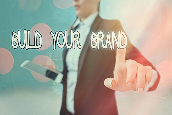 자신의 브랜드를 만드는 것을 보여 주는 글쓰기. 광고 캠페인을 사용하여 브랜드의 공정성을 향상시키는 비즈니스 사진. — 스톡 사진