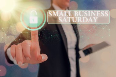 Small Business Cumartesi gösteren not yazma. Cumartesi günü düzenlenen Amerikan alışveriş tatil vitrine İş fotoğraf.