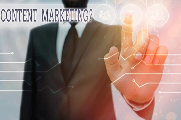 Schreiben Notiz zeigt Content Marketing Frage. Business-Foto-Präsentation beinhaltet die Erstellung und Weitergabe von Online-Material. — Stockfoto