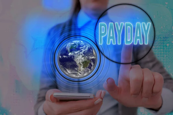Schrijfbriefje met Payday erop. Zakelijke foto toont een dag waarop iemand wordt betaald of verwacht te worden betaald hun lonen Elementen van dit beeld geleverd door NASA. — Stockfoto