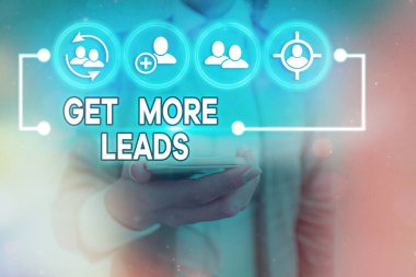 Daha Çok İpucu Bulun yazan bir mesaj. Daha fazla müşteriye sahip olmak ve hedef satışlarınızı artırmak için kavramsal fotoğraf.