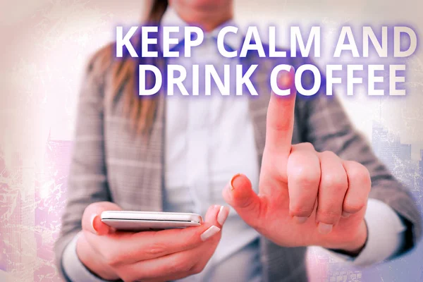 손으로 작성 한 텍스트 캡션 영감은 《 Keep calm and drink Coffee 》 를 보여 주고 있다. 개념이란 카페인 음료를 즐기고 긴장을 풀고 사랑을 끈적끈적 한 쪽지에 적어 생각하도록 격려하는 것을 의미 한다 — 스톡 사진