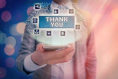 Teşekkür eden kavramsal el yazısı. Bir hediye veya servisi kabul ederken kullanılan kibar bir ifadeyi gösteren iş fotoğrafı.